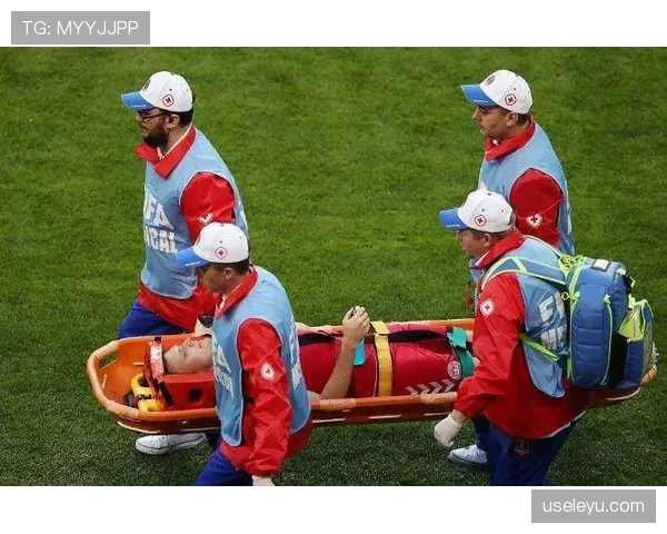 担架入场规则如何界定裁判权力与比赛连续性？